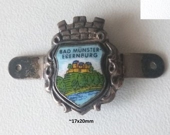 Add a touch of elegance to your outfit with this 1960s hand-enamelled cane badge
