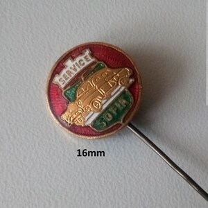 Könnte beinhalten: Eine rote, grüne und goldene Emaille-Anstecknadel mit einem Auto und dem Text "SERVICE SOFIA" darauf. Die Nadel hat einen Durchmesser von 16 mm.