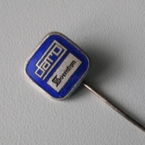 Peut inclure: Une épingle bleue et argentée avec le mot "DERO" et le texte "Information" en dessous.