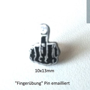 Könnte beinhalten: Schwarze Emaille-Anstecknadel mit einem Mittelfinger-Design. Die Nadel ist 10 mm x 13 mm groß und trägt die Aufschrift "Fingerübung" Pin emailliert und "Finger exercise" pin enamelled.