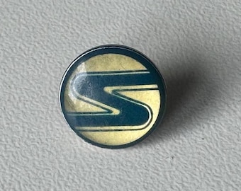 Sachsenring logo pin with epoxy – rare AMI Leipzig brand motif