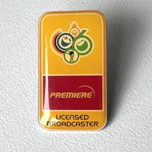 Pin's officiel de diffusion de la Coupe du Monde 2006 – badge de licence officiel avec le logo de la Coupe du Monde