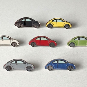 Designikone zum Anstecken – VW New Beetle Pin in leuchtenden Farben