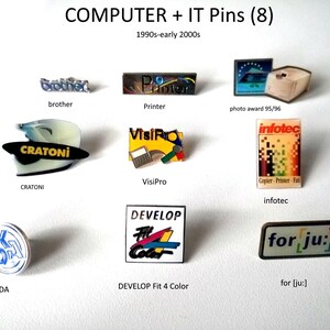 Puede incluir: Una colección de ocho pines vintage de informática y TI de la década de 1990 y principios de la década de 2000. Los pines presentan logotipos de empresas como Brother, Printer, CRATONI, VisiPro, infotec, KDA, DEVELOP Fit 4 Color y for [ju:].