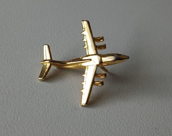 Boeing C-17 Pin – Gold-Plated Globemaster III Collectible
