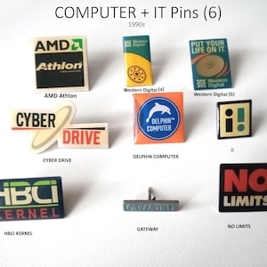 Puede incluir: Una colección de seis pines vintage de informática y TI de la década de 1990. Los pines presentan logotipos de AMD Athlon, Western Digital, Cyber Drive, Delphin Computer, HBCI Kernel, Gateway y No Limits.