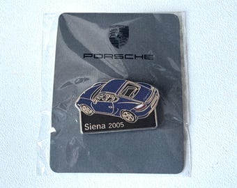 Porsche Cayman S press pin Siena 2005 – factory‑sealed brand motif
