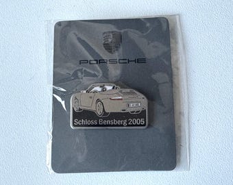 Porsche 911 Carrera 4 Cabrio press pin Schloss Bensberg 2005 – factory‑sealed presentation motif