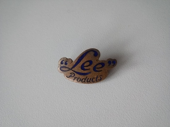 Get yourself this rare Lee Jeans brooch from the 20s!