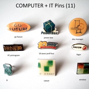 Peut inclure: Une collection de onze épingles à thème informatique et informatique. Les épingles sont de formes et de tailles variées et présentent différents logos et designs. Certaines des épingles incluent les mots "Go Future", "PowerBox", "Doc Manager", "Fagor", "Caesar" et "Window".