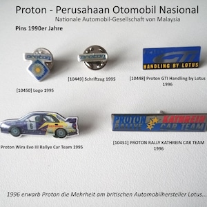 Könnte beinhalten: Eine Sammlung von Proton-Auto-Pins aus den 1990er Jahren. Die Pins zeigen verschiedene Logos und Designs, darunter das Proton-Logo, das Proton Wira Evo III Rallye Car Team und den Proton GTI Handling by Lotus. Der Text "Proton - Perusahaan Otomobil Nasional" und "Nationale Automobil-Gesellschaft von Malaysia" ist oben im Bild zu sehen.
