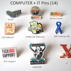 Könnte beinhalten: Eine Sammlung von 14 bunten Emaille-Pins mit Logos und Designs, die sich auf Computer- und IT-Unternehmen beziehen. Die Pins beinhalten Logos für Allnet, CAS Software, ISYBAL EDI Offensive, BinTec Corp, BinTec Comm, INET Internet AG, Tech Support, web2CAD und X.