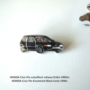 Puede incluir: Pin de esmalte negro de un coche Honda Civic. El pin mide aproximadamente 30 mm por 13 mm. El texto en el pin dice "HONDA Civic Pin emailliert schwaz frühe 1990er HONDA Civic Pin Enameled Black Early 1990s".