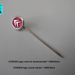 May include: A red and silver pin with the Citroen logo. The pin is round and measures approximately 8 mm in diameter. The text on the pin reads "CITROEN Logo rund rot Anstecknadel ~1989 8mm" and "CITROEN logo round red pin ~1989 8mm".