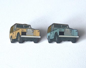 Land Rover Series III Pin – Iconic Off-Roader Collector’s Piece in Yellow or Blue