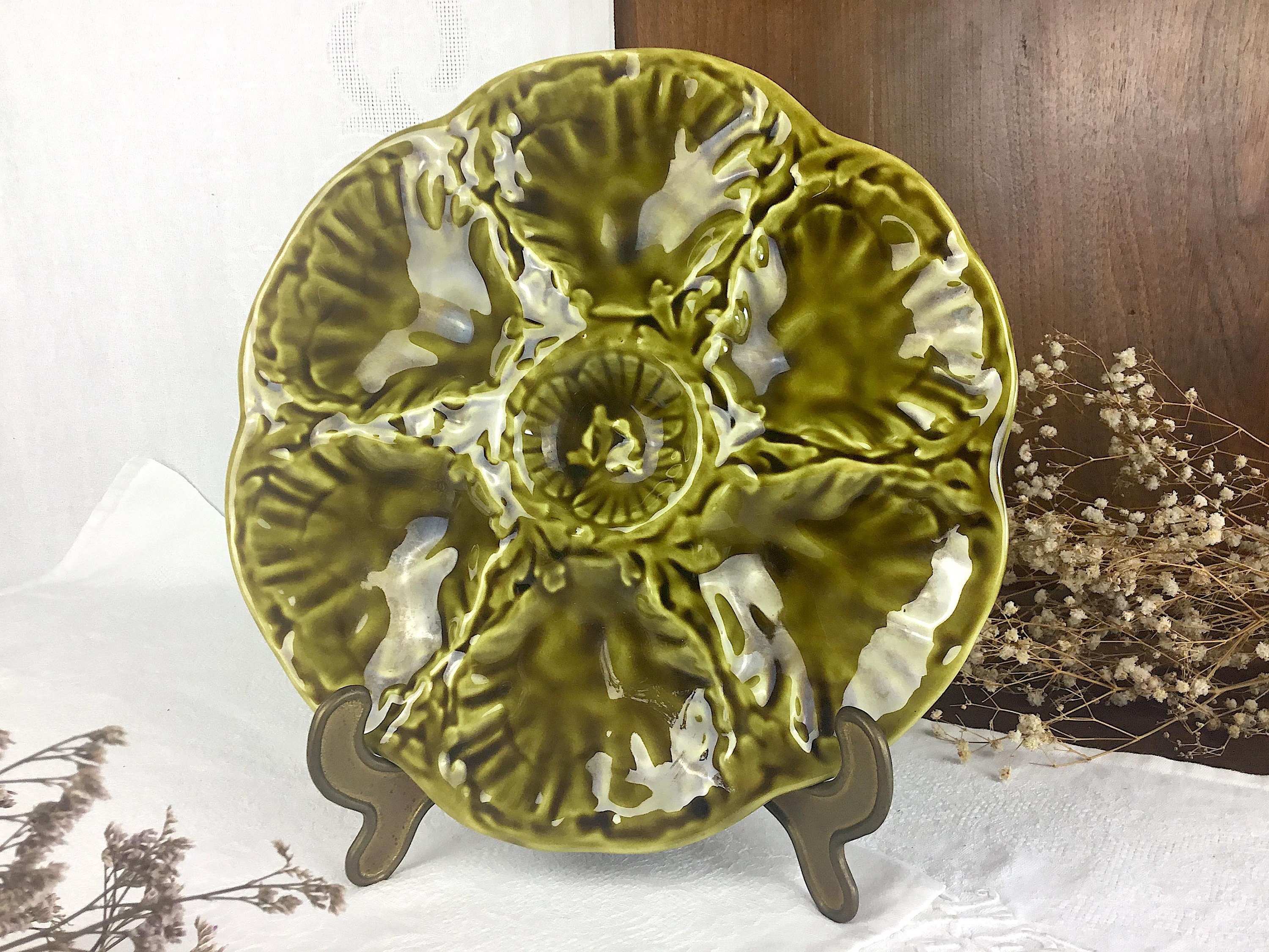 Assiette à Huîtres/Barbotine Française/Faïence Verte Signée Gien/Plat de Fruits Mer ou Coquillages P