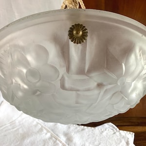 KRONLEUCHTER signiert DEGUÉ/französischer antiker/Art-Deco-Glaslampenschirm mit ROSEN- und Landblumenmuster/Pendelleuchte aus den 1930er Jahren mit weißem Schnitt