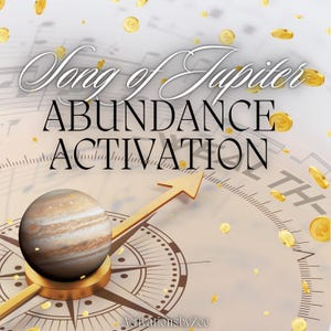 Könnte beinhalten: Ein Kompass mit einem goldenen Pfeil, der auf eine Illustration des Planeten Jupiter zeigt. Der Hintergrund ist beigefarben und es fallen goldene Münzen von oben. Der Text "Song of Jupiter Abundance Activation" befindet sich oben im Bild.