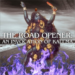 Puede incluir: Una deidad azul oscuro con una expresión feroz, sosteniendo un arma y rodeada de cráneos, se alza sobre un fondo de carretera y llamas moradas. El texto "THE ROAD OPENER: AN INVOCATION OF KALI MA" se muestra debajo de la deidad.
