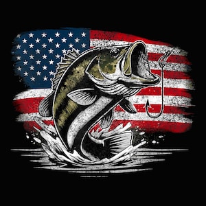 Op de afbeelding: Een grafische illustratie van een largemouth bass die uit het water springt met een open mond, gehaakt door een vishaak. De achtergrond heeft een verweerd Amerikaans vlagontwerp in rood, wit en blauw, tegen een zwarte achtergrond.
