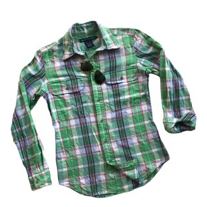 Könnte beinhalten: Ein langärmliges, geknöpftes Hemd mit grünem, blauem, rosa und weißem Karomuster und einem "Ralph Lauren"-Etikett.