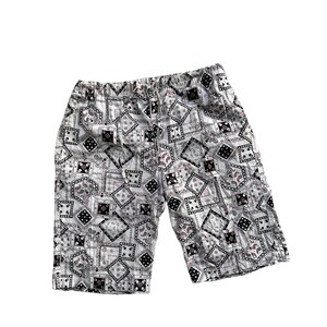 Könnte beinhalten: Weiße Baumwollshorts mit einem schwarzen und weißen Paisley-Muster.