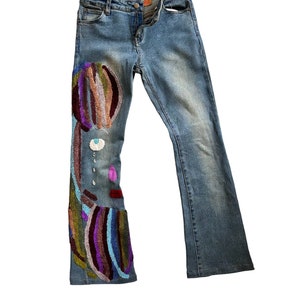 Vaqueros vintage desgastados hechos a mano para mujer, corte de bota azul índigo, parches bordados, apliques, únicos, personalizados, estilo bohemio, vaquera, raros.