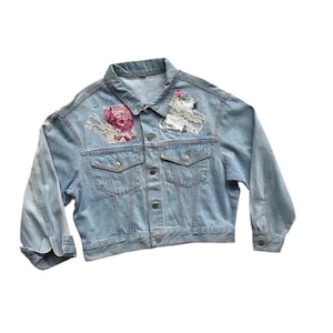 Unisex Vintage Bestickte Spitze Denim Trucker Jacken Jeans Handgenähte Blumen Patchwork Oberbekleidung Klassischer Mantel Lässig Hochzeit Mode Selten L