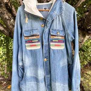 Unisex Vintage sliten denimjacka med huva Boho broderad skjorta Tribal etniskt mönster Färgglad quilt lapptäcke Autentisk Boho Hippi