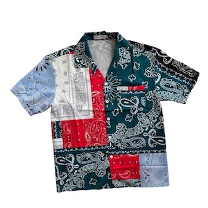 Peut inclure: Une chemise à manches courtes à boutons avec un motif patchwork présentant différents motifs paisley de couleurs bleu, rouge, blanc et vert.