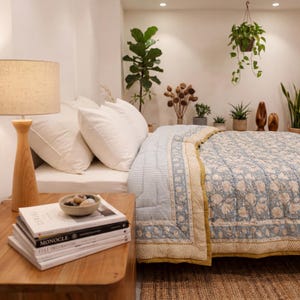 Edredón de algodón azul empolvado con estampado a mano, cubrecama floral reversible tamaño king, edredón extragrande ligero de algodón estilo boho vintage.