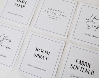 Könnte beinhalten: Sechs weiße Etiketten mit schwarzem Text und Rahmen. Die Etiketten sind für verschiedene Haushaltsreinigungsmittel: Geschirrspülmittel, Waschmittel, Handseife, Glasreiniger, Raumspray und Weichspüler. Jedes Etikett enthält den Text "Essential Collection".
