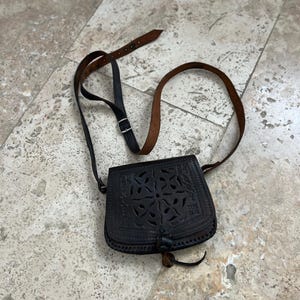Bolso estilo hippie de piel de vacuno cruda vintage con diseño étnico, bolso estilo hippie vintage de piel hecho a mano, cierre de gancho y ojal, correa ajustable