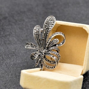 Rhinestone Black Flower Brooches for Women Vintage Antique Brooch Pin Elegant Exquisite Broches New Year Gift