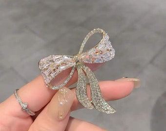 Broche de diamantes de imitación de circón con pajarita, pin de moda con personalidad simple para mujer, ramillete antiligero