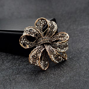 Rhinestone Bow Brooches For Women Vintage Fashion Bowknot Brooch Pin Retro Pattern Hollow-out Jewelry Good Gift