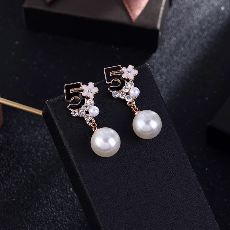 Pearl earrings Chanel White in Pearl - 25097313
