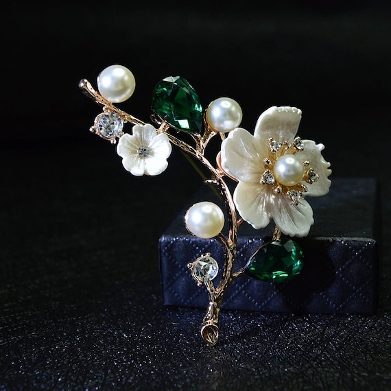 HappyDayLight Shell and Pearl Flower Brooches for Women Elegant Fashion Pin Red Crystal Brooch Wedding Jewelry High Quality