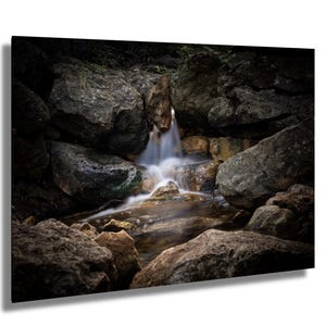 Stampa di cascata - Foto di un ruscello a lunga esposizione, Fotografia naturalistica di una parete rocciosa suggestiva, Arte paesaggistica di Fort Richardson