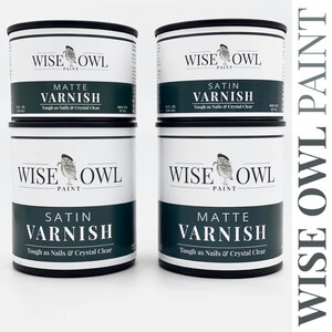 Puede incluir: Cuatro latas de pintura Wise Owl, dos barnices mate y dos barnices satinados. Las latas son blancas con letras negras y un logotipo de b&uacute;ho negro.