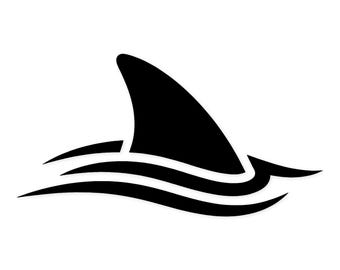 Könnte beinhalten: Schwarze Haifischflosse, die aus stilisierten schwarzen Wellen vor weißem Hintergrund auftaucht. Das Design ist eine einfache, grafische Illustration.
