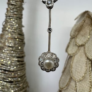 Collar antiguo con colgante de perlas y diamantes