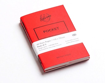 Op de afbeelding: Een pak met drie rode zaknotitieblokken met de merknaam "Silvine" en de tekst "POCKET" gedrukt op de voorkant. De notitieblokken hebben elk 40 blanco pagina's en zijn 110 x 72 mm groot. Ze zijn gemaakt in Groot-Brittannië en hebben een donkerblauwe singer-naadbinding.
