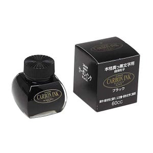 Peut inclure: Une bouteille d'encre noire Platinum Carbon Ink, étiquetée "Black 60cc" et "Carbon Ink". La bouteille est placée à côté d'une boîte noire avec du texte japonais et les mots "Carbon Ink" et "Black 60cc".