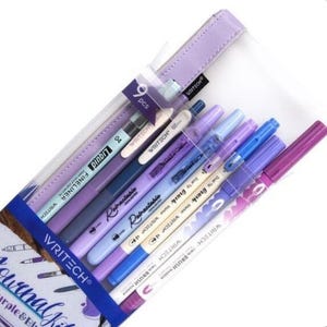 Peut inclure: Une trousse transparente contenant neuf stylos violets et bleus. Les stylos comprennent des feutres liquides, des stylos rétractables et des marqueurs pinceaux. La marque "WRITECH" est visible sur les stylos et l'emballage. Les stylos sont de différentes nuances de violet et de bleu.