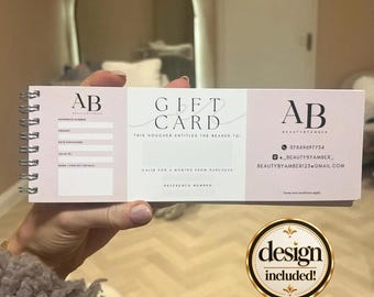 Könnte beinhalten: Ein spiralgebundener Geschenkgutschein in Hellrosa und Weiß. Der Text lautet GIFT CARD, AB BEAUTYBYAMBER und enthält Felder für Referenznummer, Betrag, Datum und Kontaktdaten sowie Informationen zu sozialen Medien und E-Mail-Adressen.