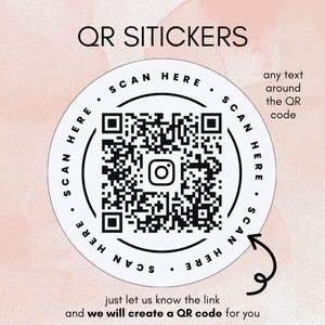 Puede incluir: Una pegatina circular blanca con un código QR negro en el centro. El texto "QR SITICKERS" está en la parte superior. Las palabras "SCAN HERE" están impresas alrededor del código QR. El texto "just let us know the link and we will create a QR code for you" está en la parte inferior.