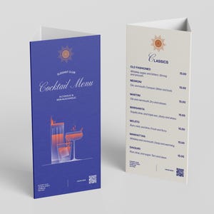 Könnte beinhalten: Zwei dreieckige Cocktailkarten. Eine ist blau mit einer Cocktail-Illustration und dem Text "Cocktail Menu". Die andere ist beige mit einer Liste klassischer Cocktails. Beide Menüs haben ein Sonnenlogo.