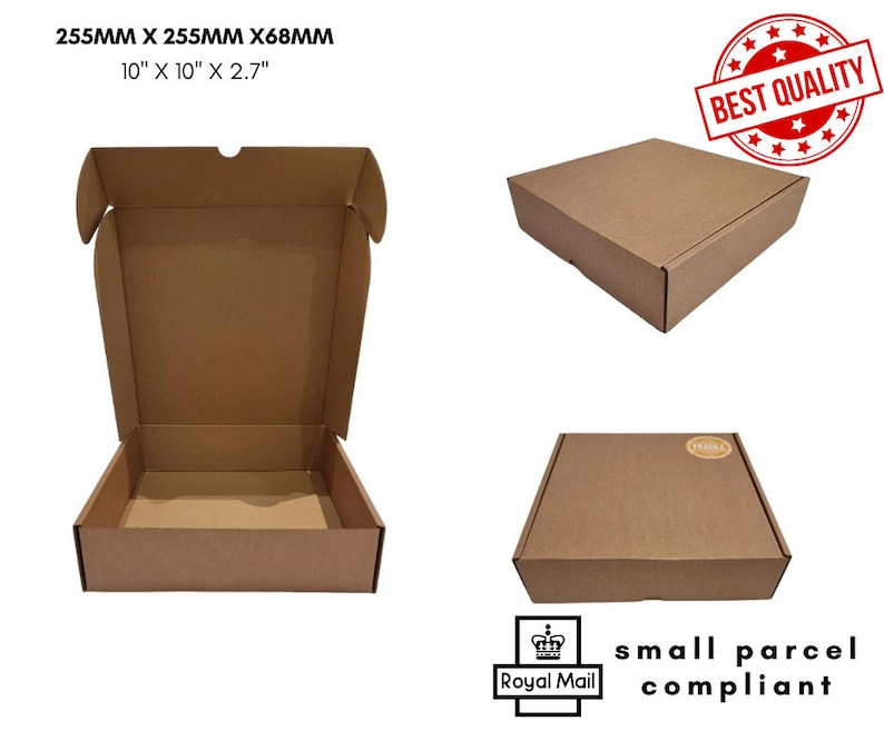 Puede incluir: Una caja de env&iacute;o de cart&oacute;n marr&oacute;n mostrada abierta y cerrada, que mide 255mm x 255mm x 68mm. La imagen incluye el texto "BEST QUALITY" en un sello circular rojo y "small parcel compliant" junto al logotipo de Royal Mail.