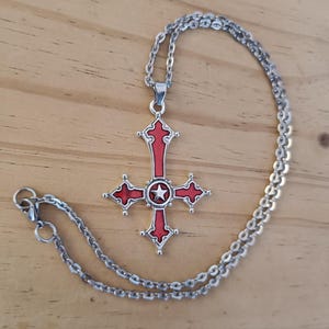 Blood Red Inverted Cross Necklace, Gothic Satanic Pendant, Silver Stainless Steel Chain, Occult Witchy Alternative Jewellery, Goth Gift UK imagem 4